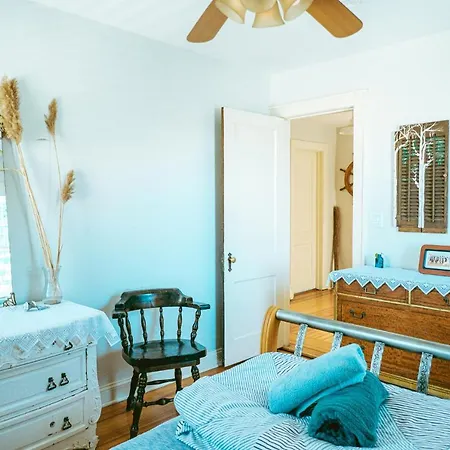 Vintage Beach House, Perfectly Located-3